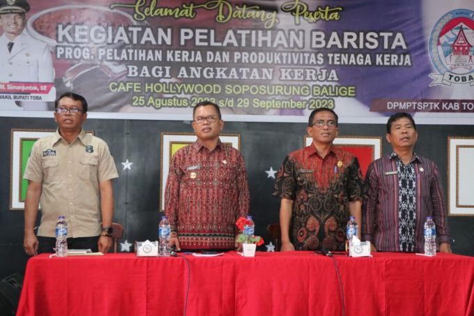 PELATIHAN: Bupati Toba Poltak Sitorus membuka pelatihan barista.ist/SUMUT POS.