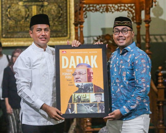 FOTO: Wagub Sumut Musa Rajekshah memamerkan foto almarhum ayahandanya, Haji Anif.ist/SUMUT POS.