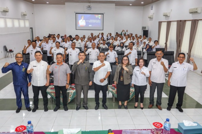 Istimewa BERSAMA: Para peserta saat diabadikan bersama, usai Sosialisasi Tata Cara Pemanggilan dan Pemberitahuan melalui Surat Tercatat di Ruang Serbaguna Pemko Pematangsiantar, Rabu (30/08).