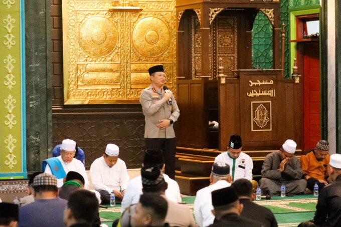SAFARI SUBUH: Kapolda Sumut, Irjen Pol Agung Setya Imam Effendi saat Safari Subuh di Masjid Al-Musabbihin, Komplek Taman Setia Budi Indah (Tasbih) Medan, Jumat (4/8).