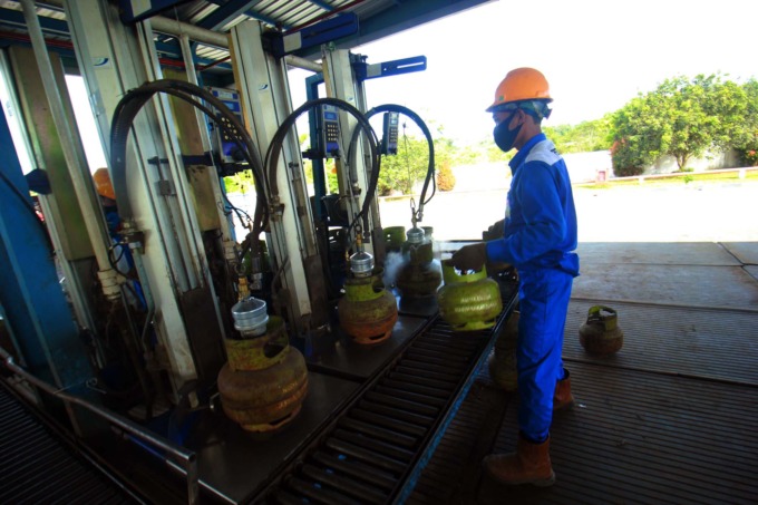 ISI TABUNG: Pekerja mengisi tabung gas elpiji berat 3kg di SPBE Pertamina.Triadi Wibowo/Sumut Pos.