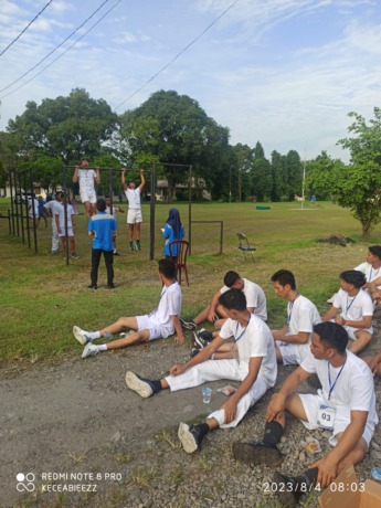Tes: Calon Mahasiswa ITSI tengah melakukan tes fisik, yang merupakan bagian dari seleksi, kemarin (4/8).