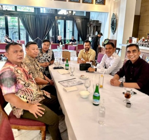 BAHAS: Wakil Bupati Karo Theopilus Ginting dan Deputi 2 Kepala Staf Kepresidenan (KSP) Abetnego Panca Putra Tarigan, saat membahas relokasi tahap 3 korban erupsi Gunung Sinabung.