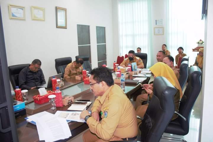 RAKOR: Pj Wali Kota Tebingtinggi Syarmadani ketika bersama OPD mengikuti rakor terkait inflasi daerah bersama Kemendagri di Gedung Balai Kota Tebingtinggi.