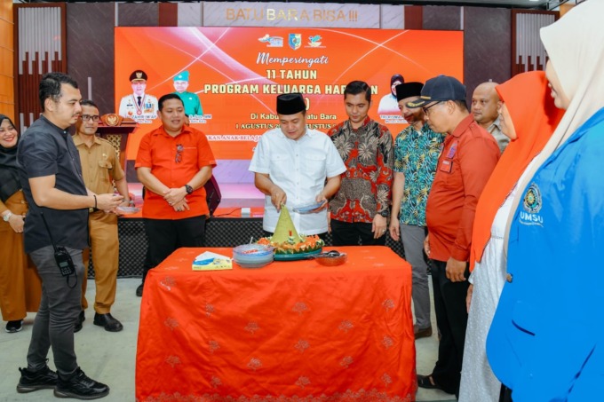 POTONG TUMPENG: Bupati Batubara Zahir, saat memotong tumpeng pada perayakan HUT ke-11 PKH Kabupaten Batubara, Rabu (9/8).