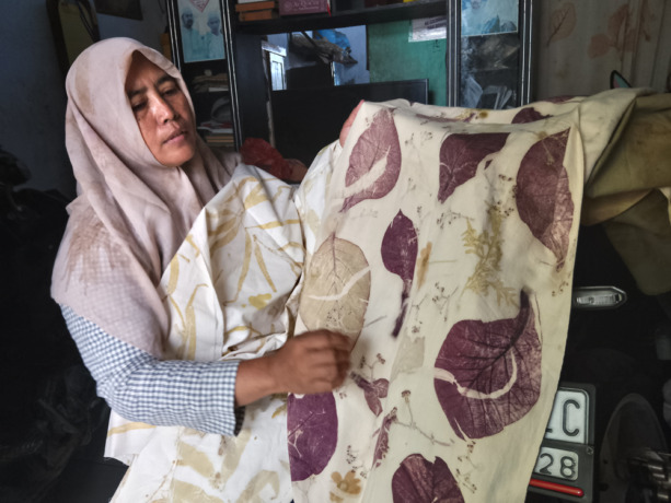 PERLIHATKAN: Windi Wistiani memperlihatkan batik hasil ecoprint buatannya di kediamannya, Jalan Marelan Raya, Gang BPJS, Lingkungan X, Kelurahan Tanah 600, Medan Marelan, Rabu(2/8).