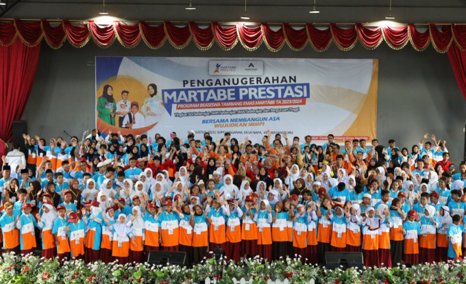 Seluruh penerima Beasiswa Martabe Prestasi 2023/2024 berfoto bersama. (Foto: Dok PTAR)