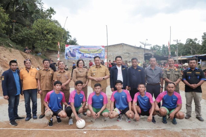 DIABADIKAN: Bupati Dairi, Eddy KA Berutu diabadikan bersama peserta turnamen Karang Taruna Cup 2 di Kecamatan Gunung Sitember, Senin (7/8/2023).Istimewa.