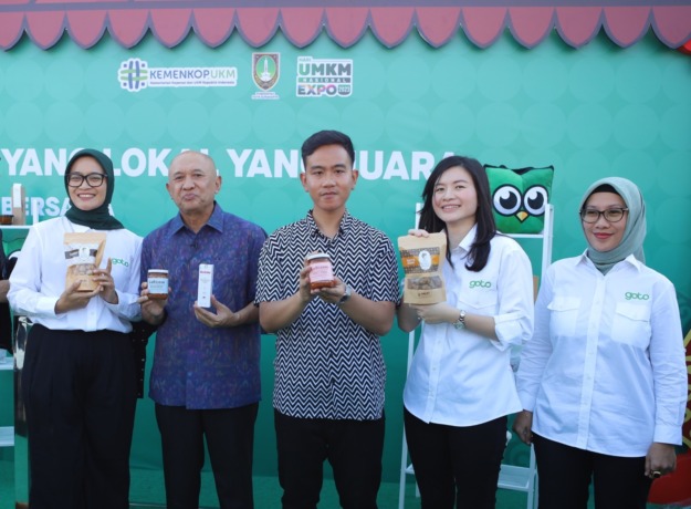 LIVE SHOPPING: Menteri Koperasi dan UKM Teten Masduki dan Walikota Solo Gibran Rakabuming didampingi oleh Director of External Affairs GoTo, Nila Marita serta Melissa Siska Juminto, Direktur, Presiden E-Commerce GoTo pada kegiatan Tokopedia live shopping