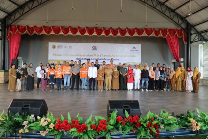 Jajaran manajemen PTAR, Forkopimca Batangtoru dan Muara Batangtoru, serta perwakilan masyarakat mengikuti Pekan Informasi Kesehatan Mata Tambang Emas Martabe di Sopo Daganak, Batangtoru, Tapanuli Selatan, Selasa (15/08).