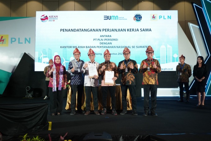 Dari Kiri ke kanan: EVP Legal Aset Properti dan Perizinan Terintegrasi PT PLN (Persero), Lindasari Hendayani, GM PLN UIP3BS, Daniel Eliawardhana, GM PLN UID Sumatera Utara, Awaluddin Hafid, Kepala Kanwil BPN Provinsi Sumatera Utara, Askani, GM UIP SBU, He