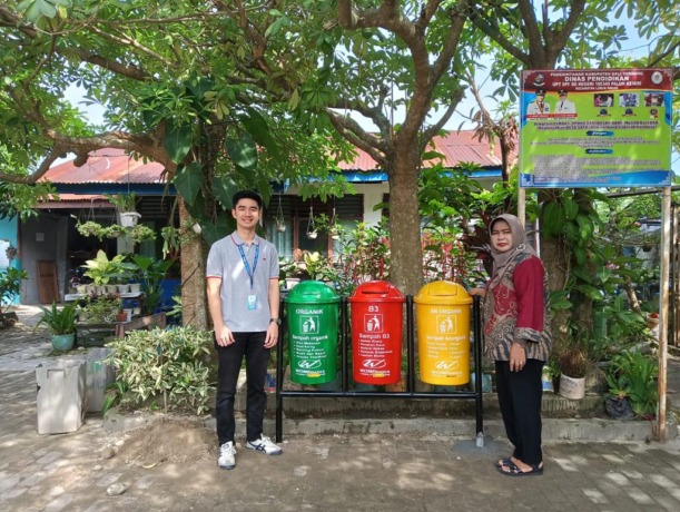 Semarak Kemerdekaan RI, WOM Finance Donasikan Tempat Sampah.(ist/SUMUT POS)