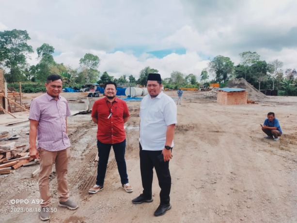 Rudy Sitanggang/Sumut Pos KUNJUNGI LOKASI: Anggota DPRD Dairi, Alfriyansyah Ujung, Hendra Tambunan, dan Jembal Putra Ginting, saat mengunjungi lokasi pembangunan AMP milik PT KMP di Desa Bangun 1, Kecamatan Parbuluan, Rabu (16/8).