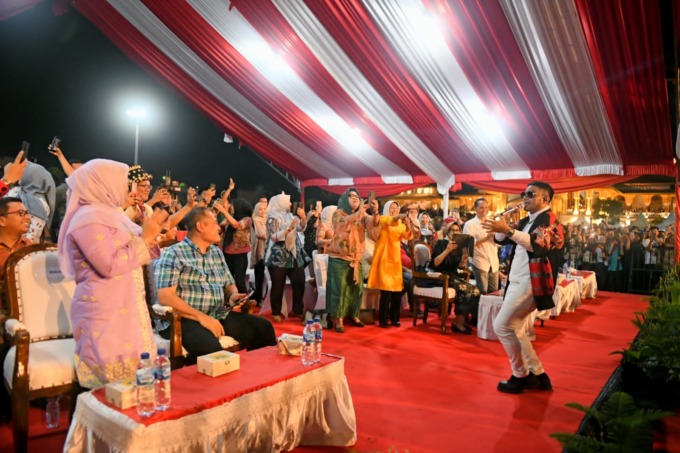 TAMPIL: Judika saat tampil meriahkan Pesta Rakyat Sumut Bermartabat.(ist/SUMUT POS)