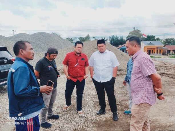 TINJAU: Anggota DPRD Dairi, Hendra Tambunan, Alfriansyah Ujung dan Jembal Putra Ginting, saat meninjau lokasi pembangunan AMP milik PT KMP di Desa Bangun 1, Kecamatan Parbuluan, Rabu (16/8/2023) lalu.RUDY SITANGGANG/SUMUTPOS.CO.