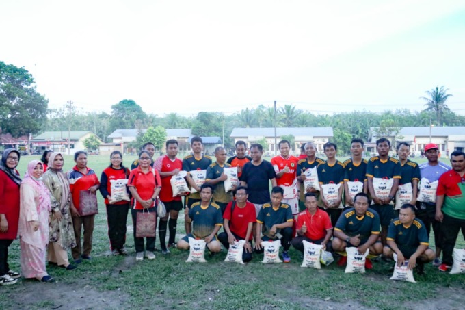 BANTUAN: Bupati Sergai H. Darma Wijaya didampingi Wabup Sergai H. Adlin Tambunan saat pemberian bantuan beras kepada guru honorer. ( fad)