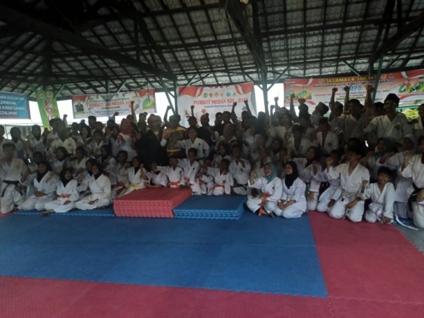 BERSAMA: Ketua Umum KONI Kota Medan Drs Eddy H Sibarani MSi bersama atlet kempo yang tampil di Porkot Medan 2023. (IST)