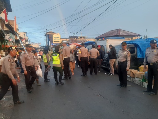 TERTIBKAN: Tim penataan pasar melakukan penertiban di pusat pasar Sidikalang wujudkan pasar aman dan nyaman.Istimewa.
