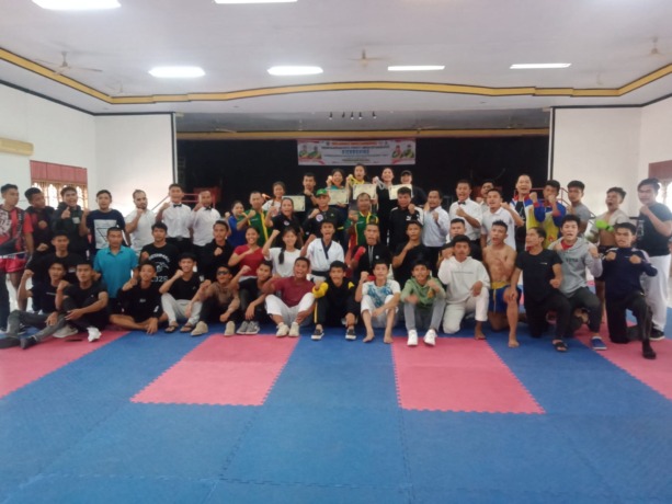 BERSAMA: Ketua Umum KONI Medan Drs Eddy H Sibarani MSi bersama pelatih dan atlet. (IST)