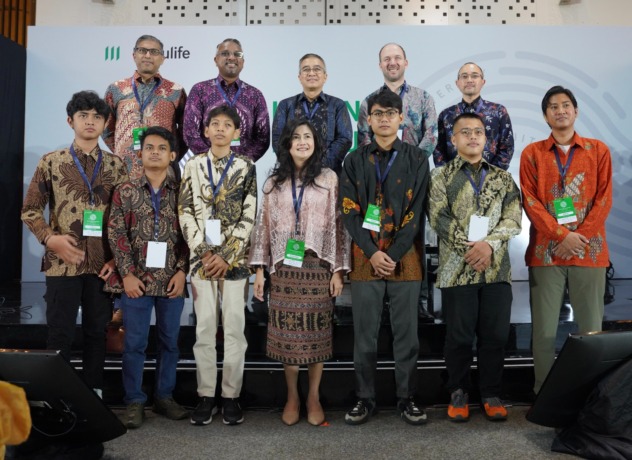 (Baris belakang, ki-ka) Chief Marketing Officer Manulife Indonesia Aman Kapoor, Head of Diversity, Equity and Inclusion Manulife Asia Sudesh Thevasenabathy, Wakil Rektor Bidang Riset, Inovasi, Kerjasama dan Bisnis Universitas Terbuka Rahmat Budiman, Presi