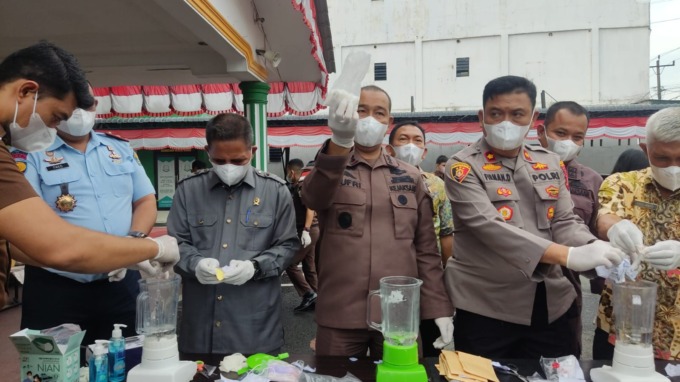 MUSNAH: Kajari Binjai, Jufri dan forkopimda memusnahkan barang bukti sabu dan ganja yang perkaranya sudah inkrah.Teddy Akbari/Sumut Pos.