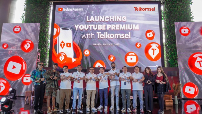 Jajaran Manajemen Telkomsel dan YouTube beserta artis pendukung saat sesi peluncuran Paket YouTube Premium Telkomsel untuk nonton video tanpa interupsi iklan. Berkolaborasi dengan YouTube, Telkomsel menghadirkan paket Kuota Nonton 2 GB seharga Rp 49.000.