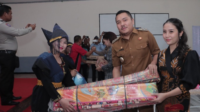 SERAHKAN: Wakil Bupati Dairi Jimmy Andrea Lukita Sihombing menyerahkan tali asih kepada warga binaan di Rutan Kelas 2B Sidikalang, Senin (14/8).Istimewa.