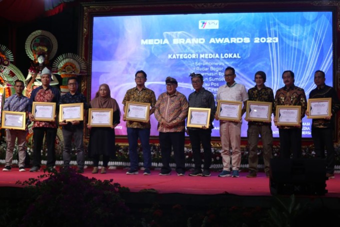Para pimpinan dan perwakilan media penerima penghargaan Media Brand Awards saat menerima piagam penghargaan dari Ketua Umum SPS Januar P Ruswita.