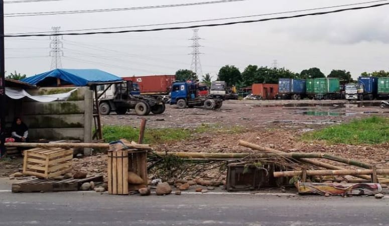 BAMBU: Warga Memblokir Jalan, dengan menggunakan Bambu,. Akibat adanya penimbunan drainase, yang dibuat oleh pihak gudang di Jalan Titi Pahlawan, Gang Taucit, Medan Marelan, Jumat (11/8/2023).