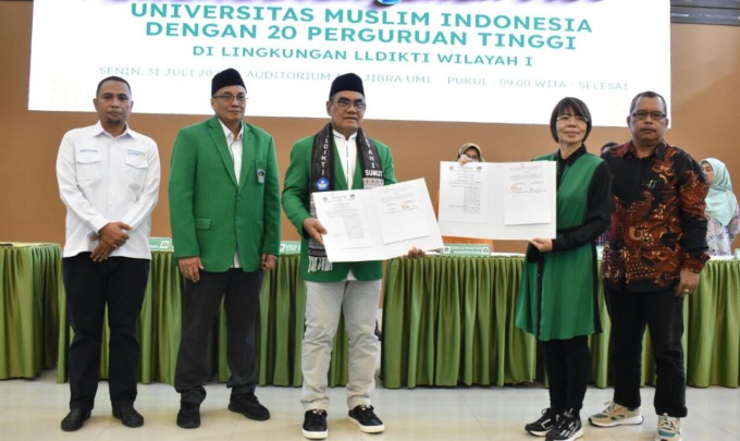 KERJA SAMA: Ketua STIKes Mitra Husada Medan Dr Siti Nurmawan Sinaga MKes (2 kanan) memegang naskah kerja sama dengan PTS Wilayah IX.ISTIMEWA.