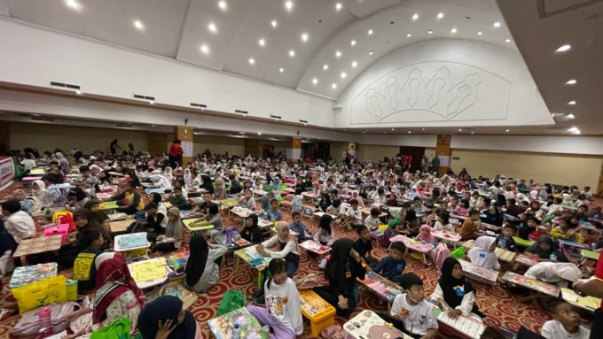 LOMBA: Ribuan anak mengikuti lomba mewarnai dan menggambar yang diselenggarakan oleh Alfamart dalam memeriahkan hari anak nasional.