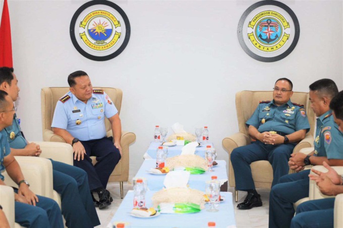 KUNJUNGAN: Danlantamal I Belawan, Komandan Laksamana Pertama TNI Johanes Djanarko Wibowo menerima kunjungan kerja Danlanud Soewondo Kolonel PNB Ucok Enrico Hutajulu di Mako Lantamal I, Rabu (3/8/2023).