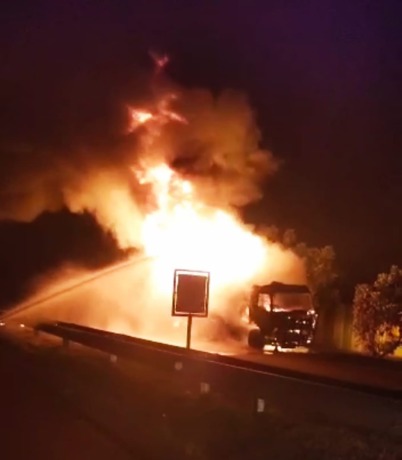 TERBAKAR: Mobil tangki milik Pertamina terbakar di ruas jalan tol H Anif, Kamis (3/8/2023).