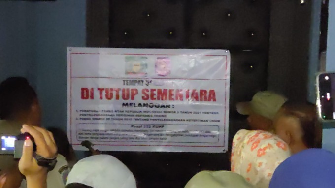 RAZIA: Diskotik OKG di Jalan Pante Cendana, Desa Seibamban, Kecamatan Batangserangan, Kabupaten Langkat dirazia tim gabungan ditempel spanduk ditutup sementara - Teddy Akbari/Sumut Pos.