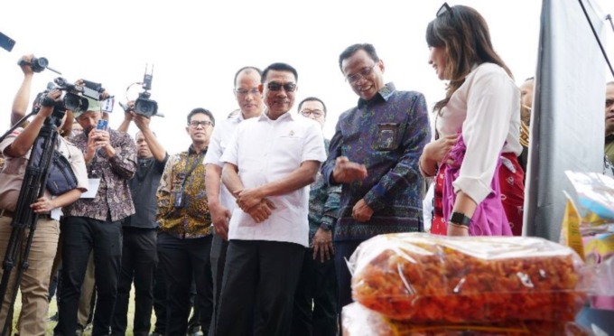 General Manager PLN UID Sumatera Utara, Awaluddin Hafid (baju batik) menjelaskan berbagai produk andalan rumah BUMN Sibolga kepada Kepala staf Kepresidenan, Jenderal TNI (Purn) Dr. H. Moeldoko, S.I.P, M.A (baju putih) (1/8)