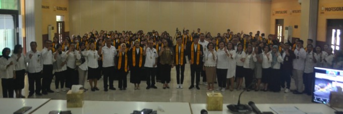 USM INDONESIA: Rektor USM Indonesia Dr Ivan Elisabeth Purba MKes bersama dengan wakil rektor, dekan, ketua program studi beserta 135 mahasiswa peserta program PMM3, Senin (7/8). (DEDDI MULIA PURBA/SUMUT POS)