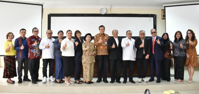 GURU BESAR: Prof Dr H Bahdin Nur Tanjung MM (7 kanan) didampingi kepala LLDikti Sumut dan pimpinan perguruan tinggi di Sumut saat menerima SK Guru Besar di kantor LLDikti Sumut, Senin (7/8).