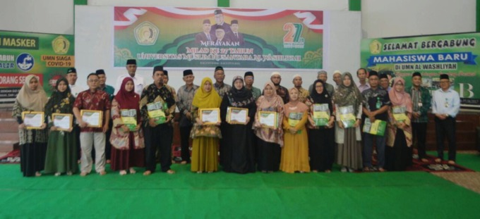 MILAD: Rektor UMN Al-Washliyah Dr KRT H Hardi Mulyono Surbakti MAP bersama dosen dan ketua prodi berprestasi serta undangan milad ke-27 UMN Al-Washliyah, Selasa (8/8). DEDDI MULIA PURBA/SUMUT POS.