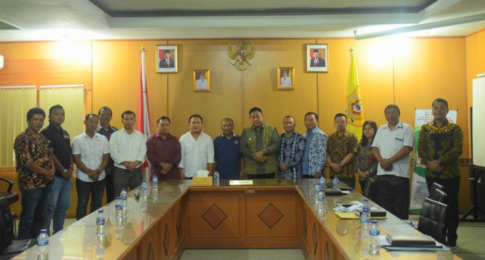 AUDENSI: Bupati Dairi, Eddy KA Berutu diabadikan saat menerima audensi KSPSI membahas kemitraan dengan Pemkab Dairi.Istimewa.