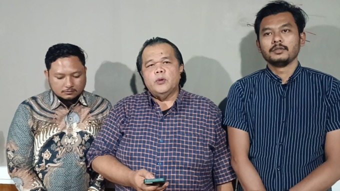 KETERANGAN: Hartanta Sembiring (tengah) selaku kuasa hukum pemilik rumah Sulimin, memberikan keterangan kepada wartawan, Kamis (10/8) malam.