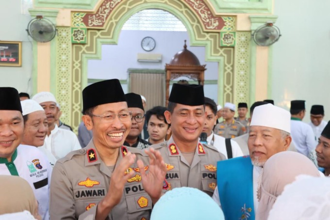 Kapolres Pelabuhan Belawan AKBP Josua Tampubolon mendampingi Wakapolda Sumut, Brigjen Pol Drs. Jawari saat kegiatan Safari Subuh di Mesjid Al Ittihad, Komplek PT Pelindo, Medan Labuhan, Jumat (11/8)