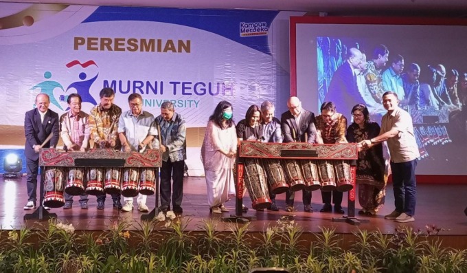 PUKUL GENDANG: Peresmian  Universitas Murni Teguh ditandai dengan pemukulan gendang.