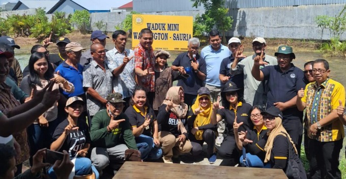 HARI KONSERVASI: Rektor USM Indonesia Dr Ivan Elisabeth MKes bersama peserta peringatan Hari Konservasi Alam Nasional di Sunggal.ISTIMEWA.