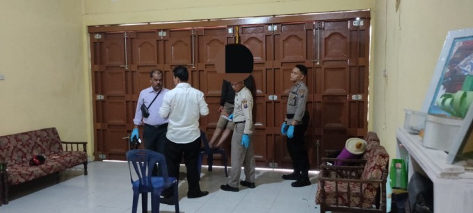 OLAH TKP: Polsek Padang Hilir dan Tim Inafis Polres Tebingtinggi melaksanakan olah tempat kejadian di lokasi rumah korban gantung diri.