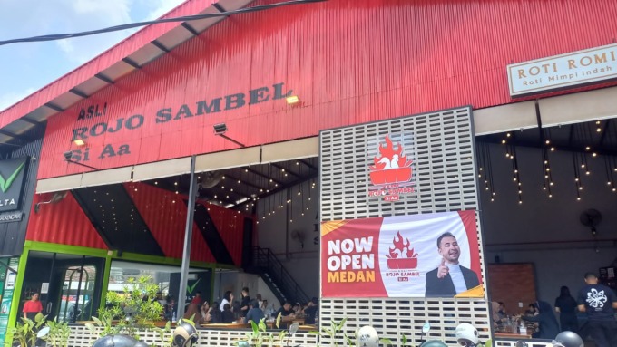 Outlet Asli Rojo Sambal Si Aa di Kota Medan.(BAGUS SYAHPUTRA/SUMUT POS)