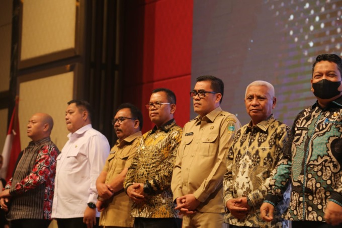 RAIH WTP: Bupati Toba Poltak Sitorus bersama beberapa Kepala Daerah Pemkab/Kota yang meraih penghargaan predikat WTP dari Gubernur Sumatera Utara, Edy Rahmayadi.ISTIMEWA/SUMUT POS.