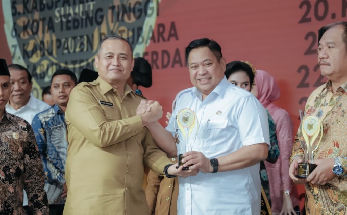 SERAHKAN: Asisten Perekonomian dan Pembangunan Pemprov Sumut, Agus Tripryono, menyerahkan Anugerah KIP 2023 kepada Bupati Dairi Eddy Keleng Ate Berutu, Selasa (15/8).Istimewa.