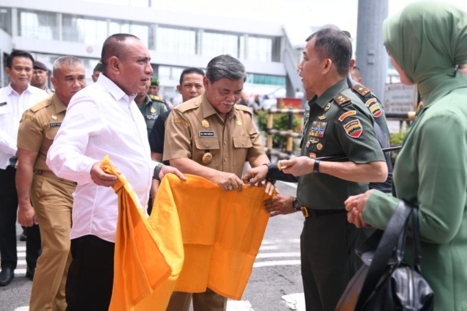 SAMBUT: Gubernur Sumut, Edy Rahmayadi saat sambut kedatangan Pangdam I Bukit Barisan yang baru, Mayjen Mochammad Hasan Hasibuan di Bandara Kualanamu.(ist/SUMUT POS)