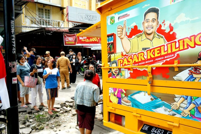 RAMAI: Warga Medan ramai mengunjungi Pasar Murah Keliling.