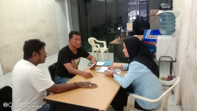 DATANG: Witya Pusen dan Uhum Enesty ketika mendatangi Kantor Asprov PSSI Sumut, Sabtu (26/8). (IST)